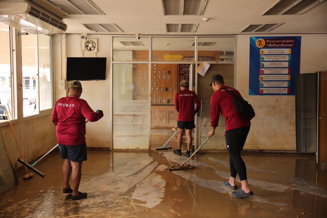 海豚局警察局遭遇3米高洪水,警察全力以赴