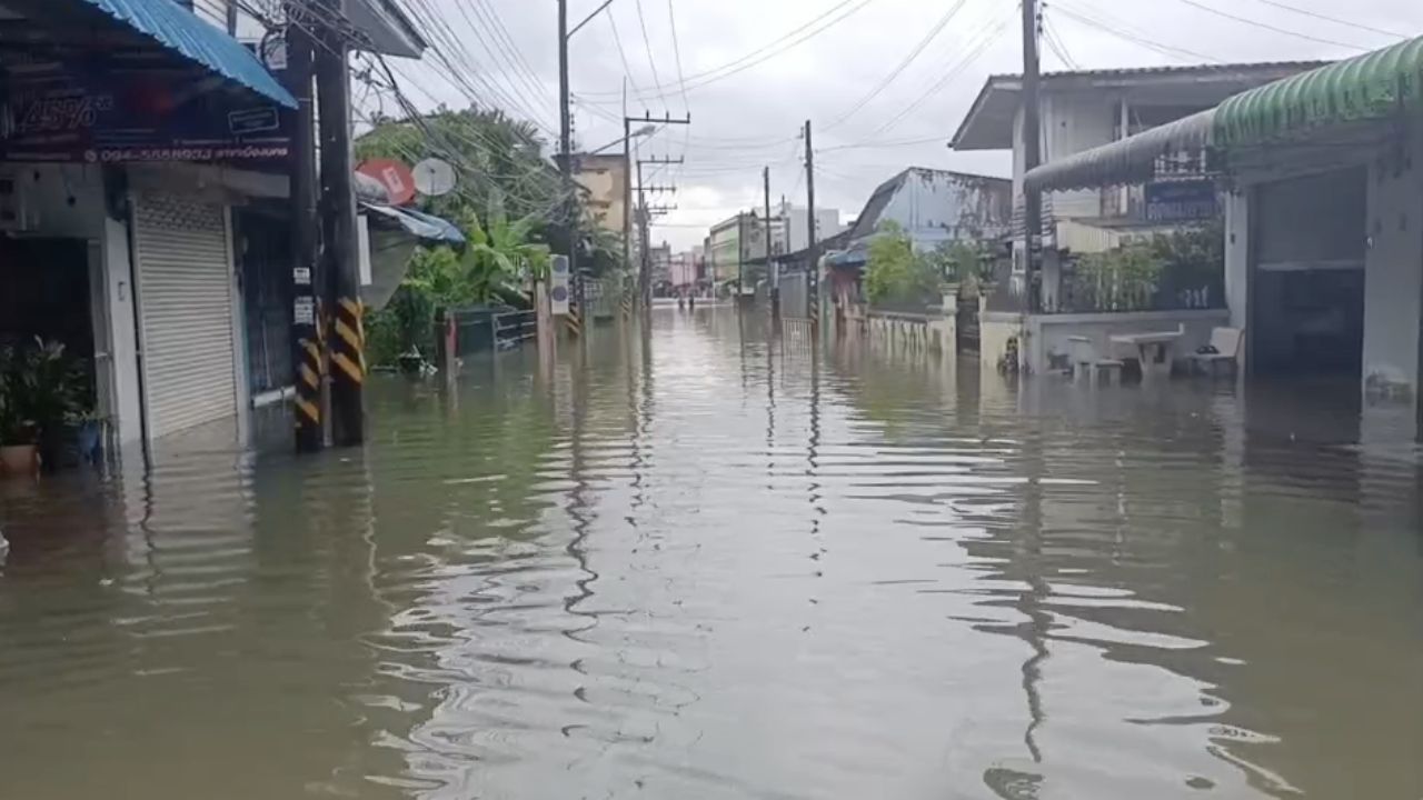 那空是贪玛叻仍饱受影响，持续降雨，多地洪水泛滥，暂时关闭瀑布公园