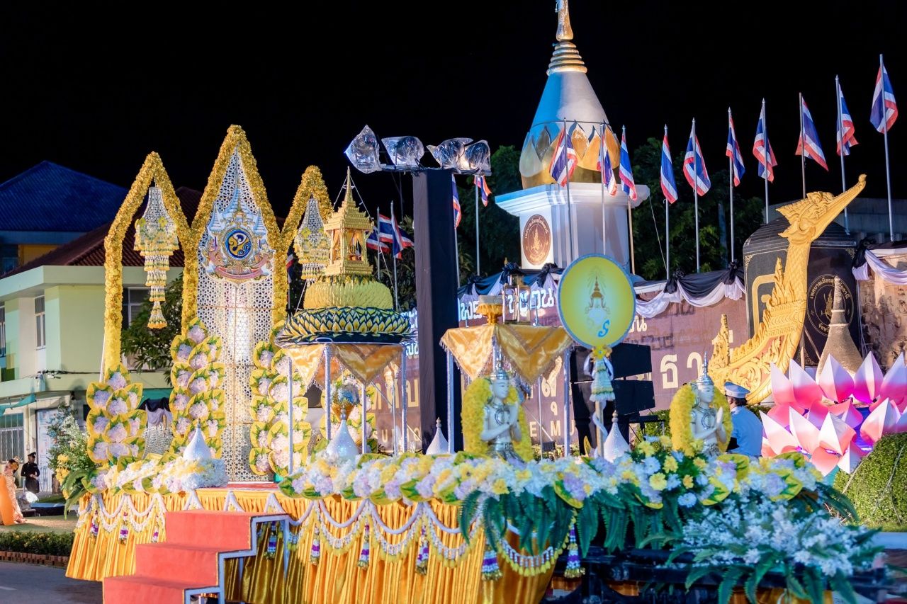 素可泰民众感动地接收皇家赐予的御灯 在素可泰府灯火烛影漂放水灯节庆典中