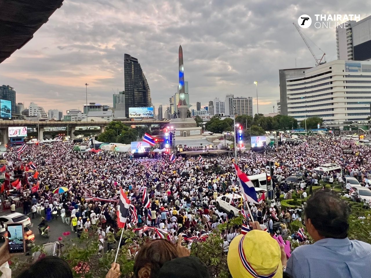 8月2日在胜利纪念碑的集会：傍晚热闹，越来越多人加入