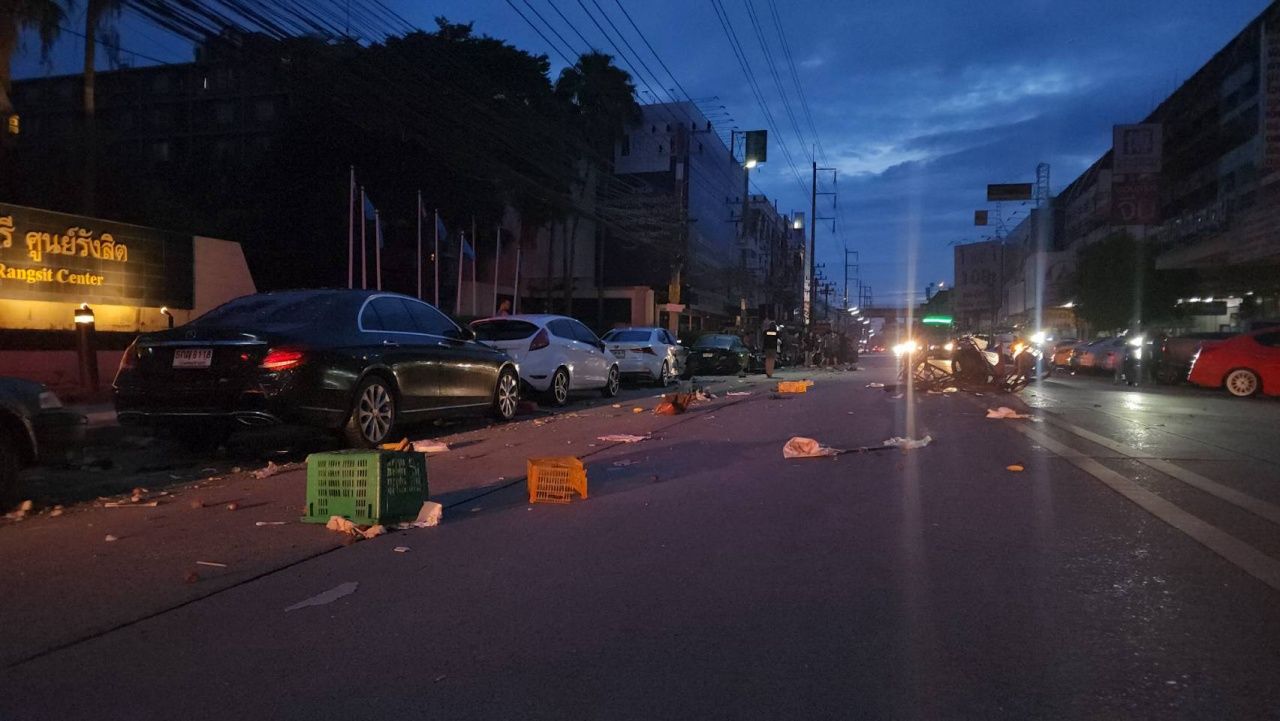 男子开轿车撞上摩托三轮车，旋转后撞上路边停车，损毁超过10辆