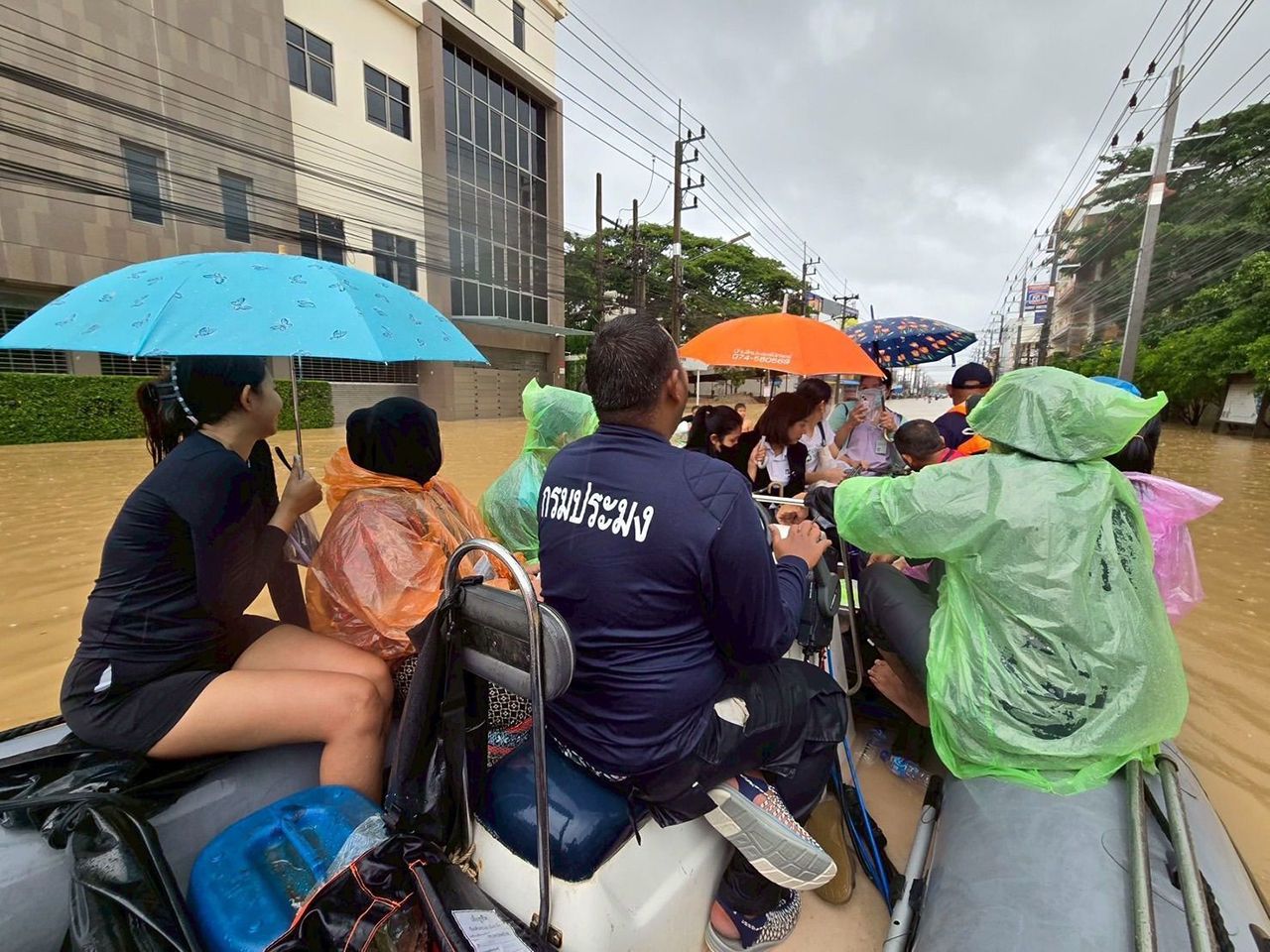 渔业部派遣专项团队到宋卡,协助撤离并提供食品和饮用水给受灾者