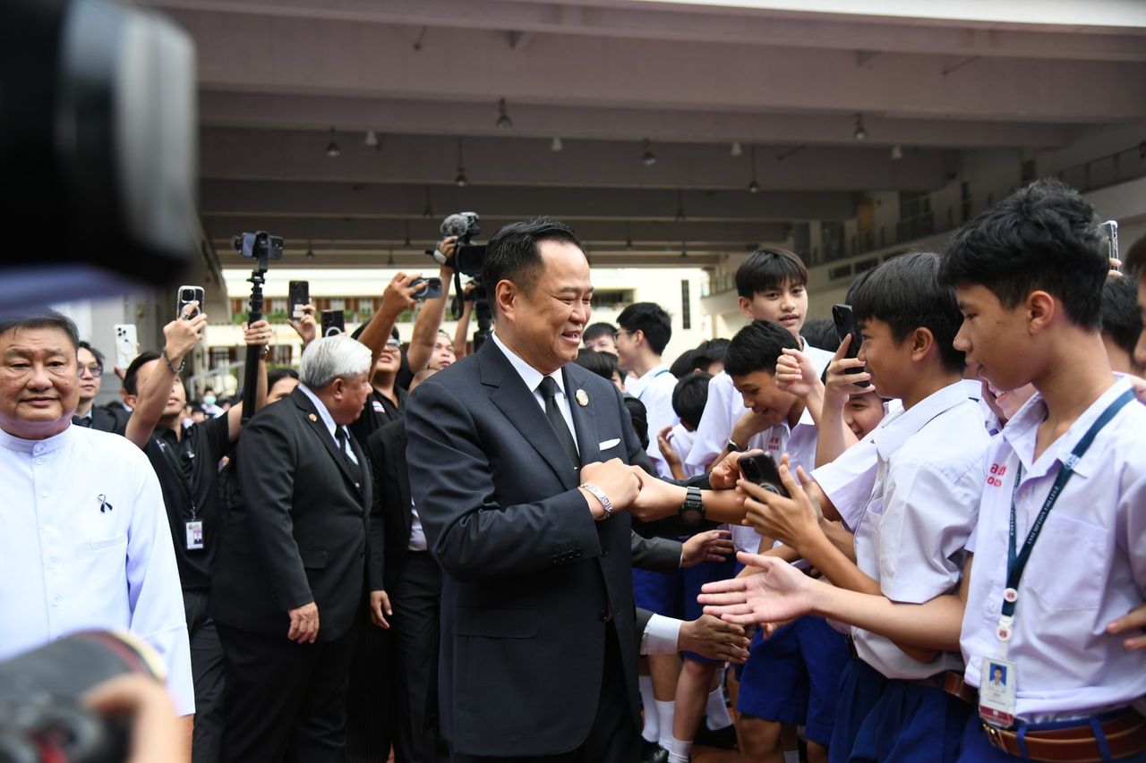 “阿努廷” 回到旧地 阿萨姆森学院 学弟学妹们狂欢询问如何成为总理