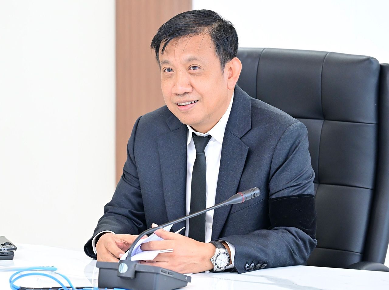 救助洪水灾民,乡村公路局出动洒水车服务并建防水墙,命令持续监测