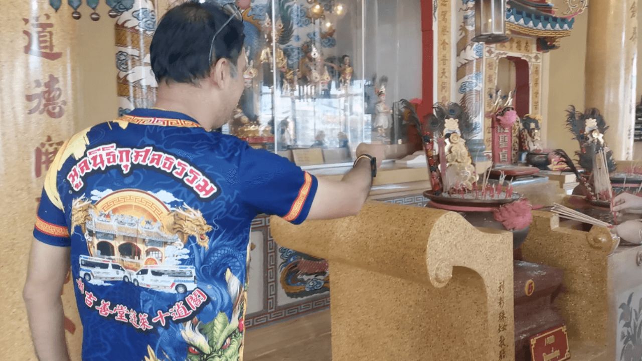 加紧寻找嫌疑犯 偷爬上神庙 盗走50年历史的“黄铜佛像”