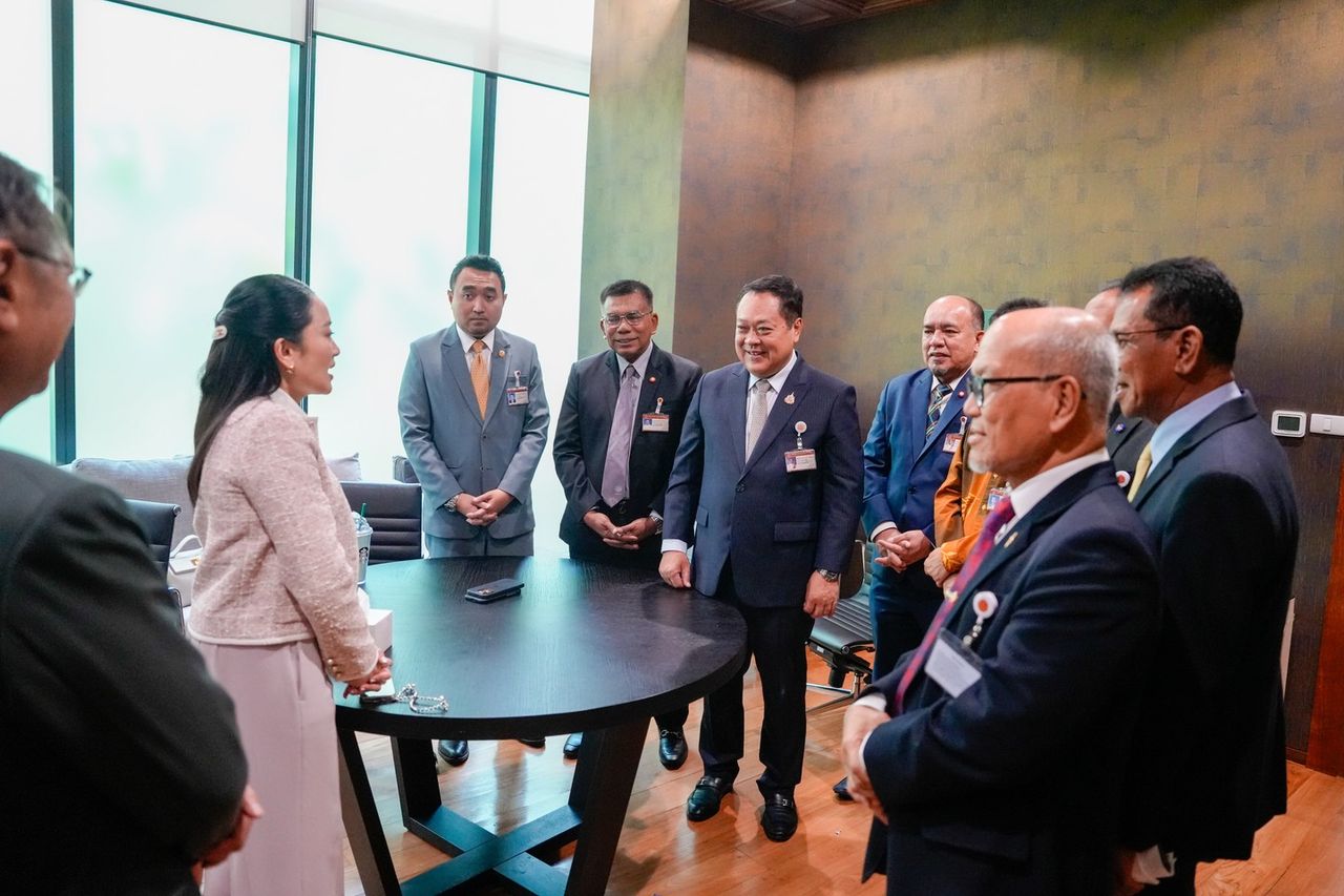 “总理英克”离开议会 - “塔威”带领国民党成员合影鼓励