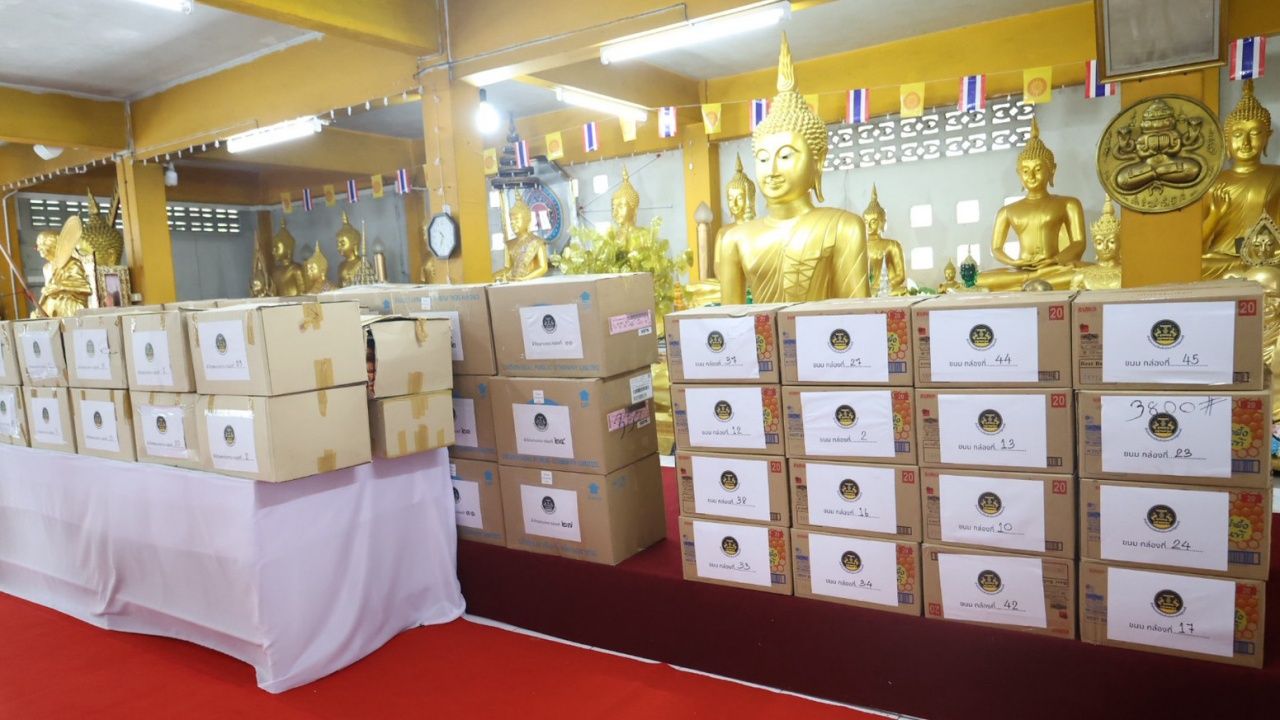 “波罗萨基” 访问宋卡，带来僧侣的衣物和捐赠的必需品帮助僧侣