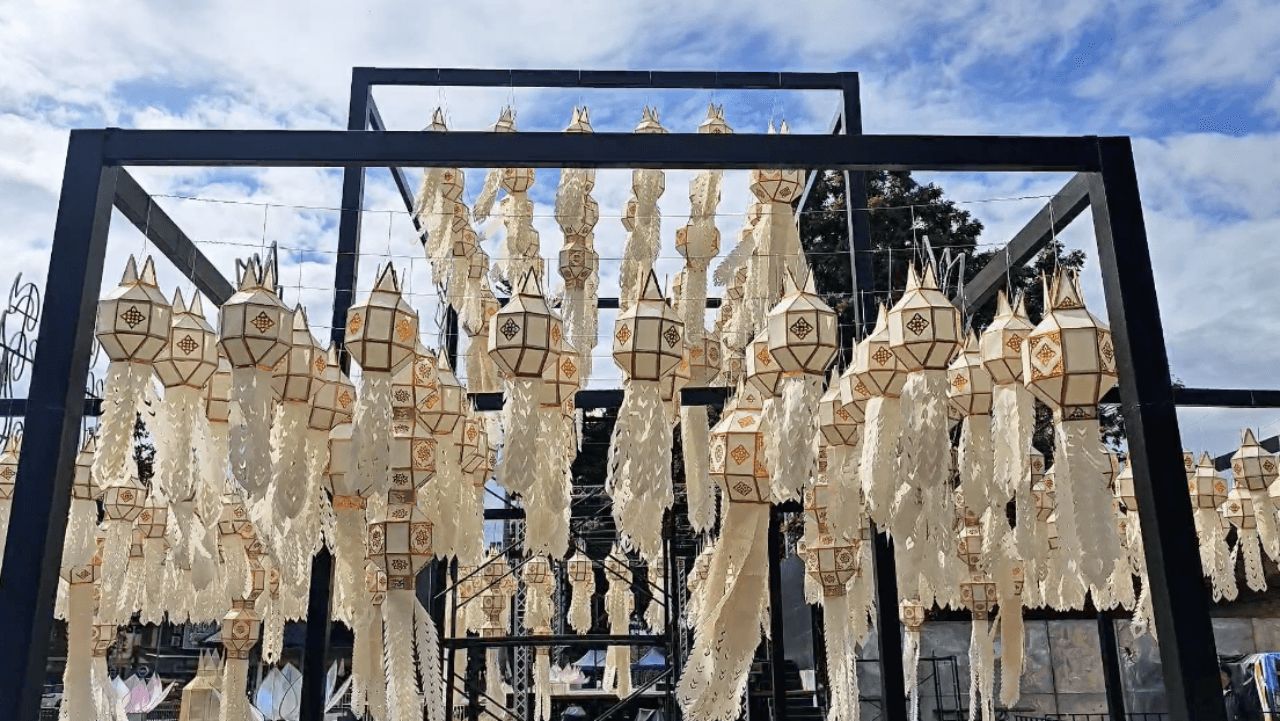 调整后的清迈市政厅“惊蛰灯”准备舞台和灯棚