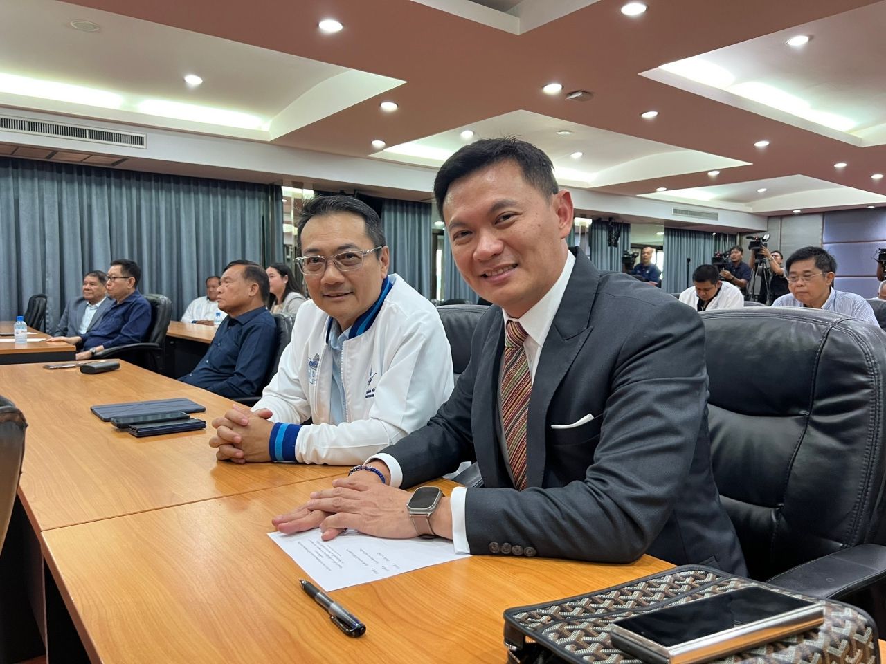 民主党以19比7的决议继续参与政府，“查乐猜”否认增加职位谈判