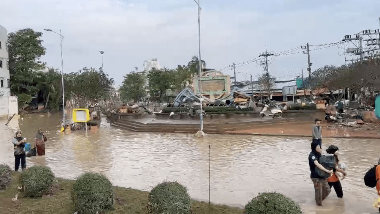 “合艾洪水”区域8靠近唐勇市场 水位下降 小型车可通行
