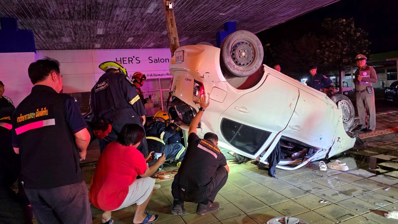 2死3伤 轿车失控翻车 撞中路中央电线杆 芭堤雅路口