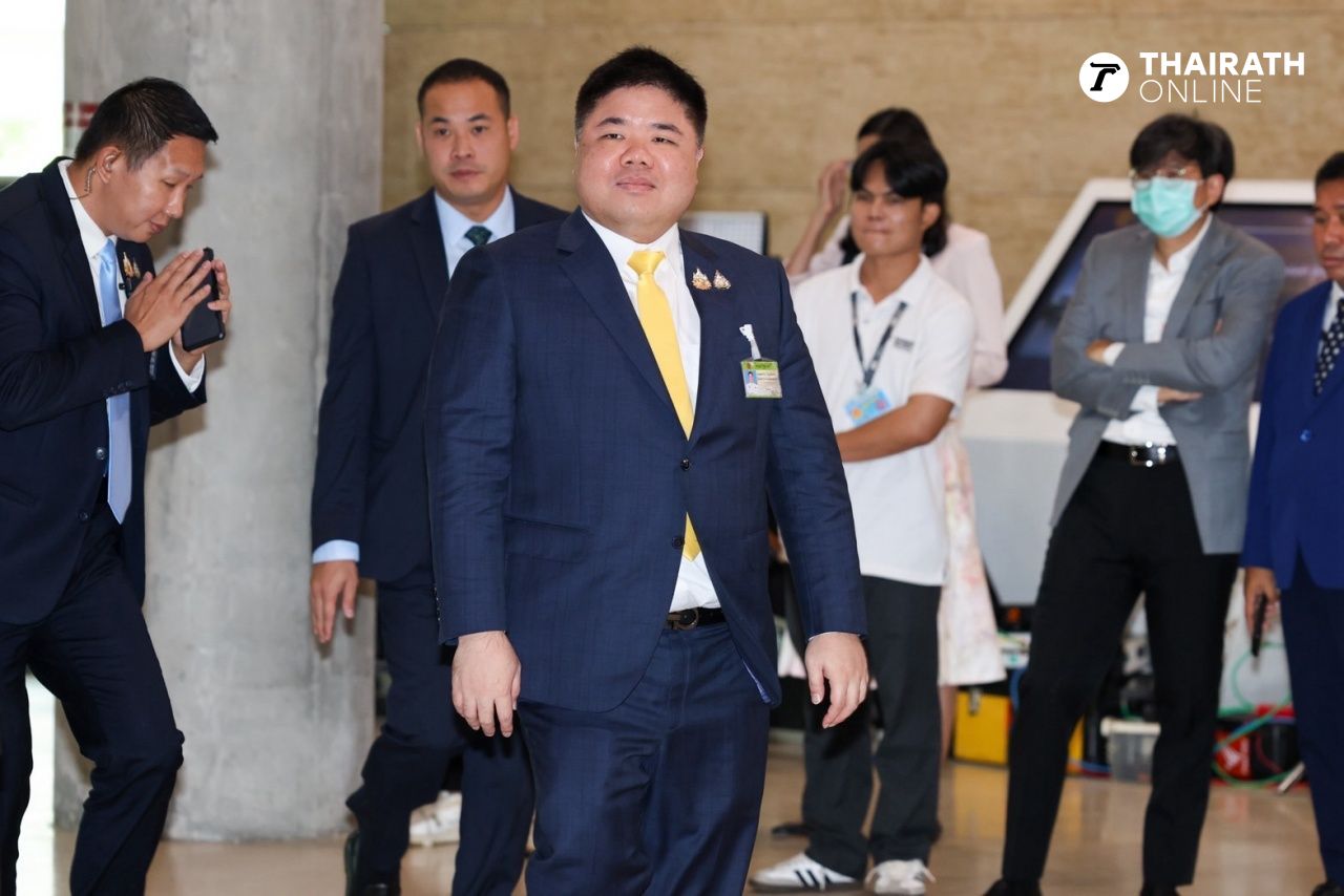 议会热闹，议员出席会议，密切关注第32任总理投票