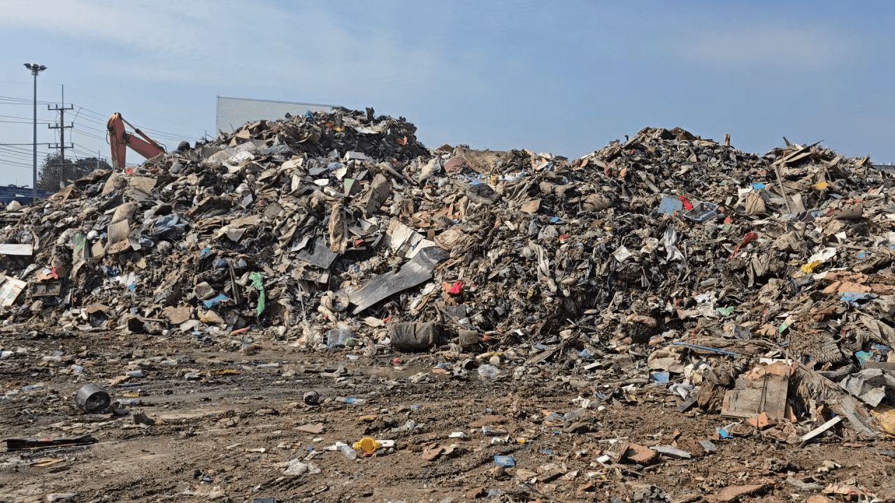 合艾洪水退后垃圾堆满城市，恶臭扰民导致居民担忧疾病传播