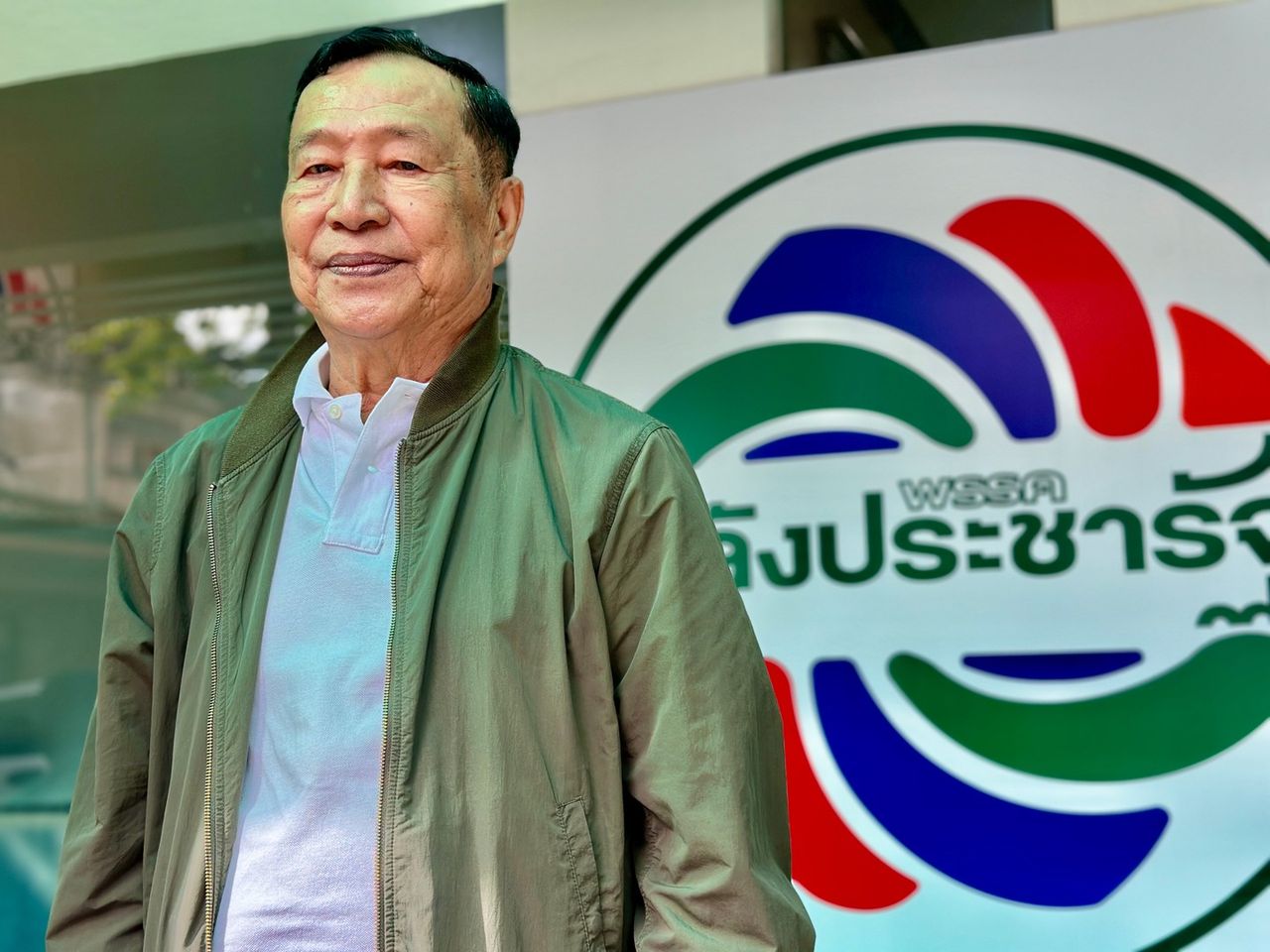 “蓬佩奥” 带领团队穿上人民力量党的服装,竞选北碧府五个选区的议员席位