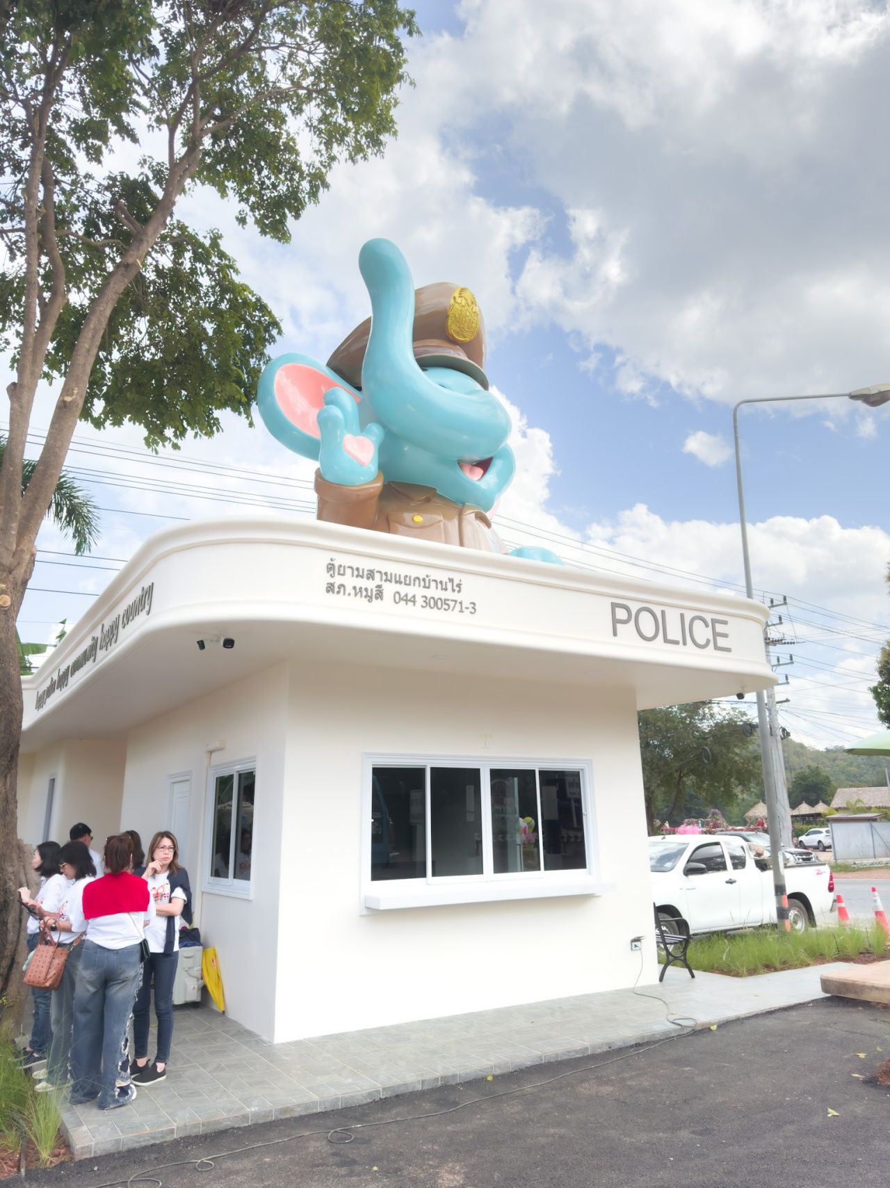 轰动!考艾新形象警察岗亭,小象可爱挥手迎游客