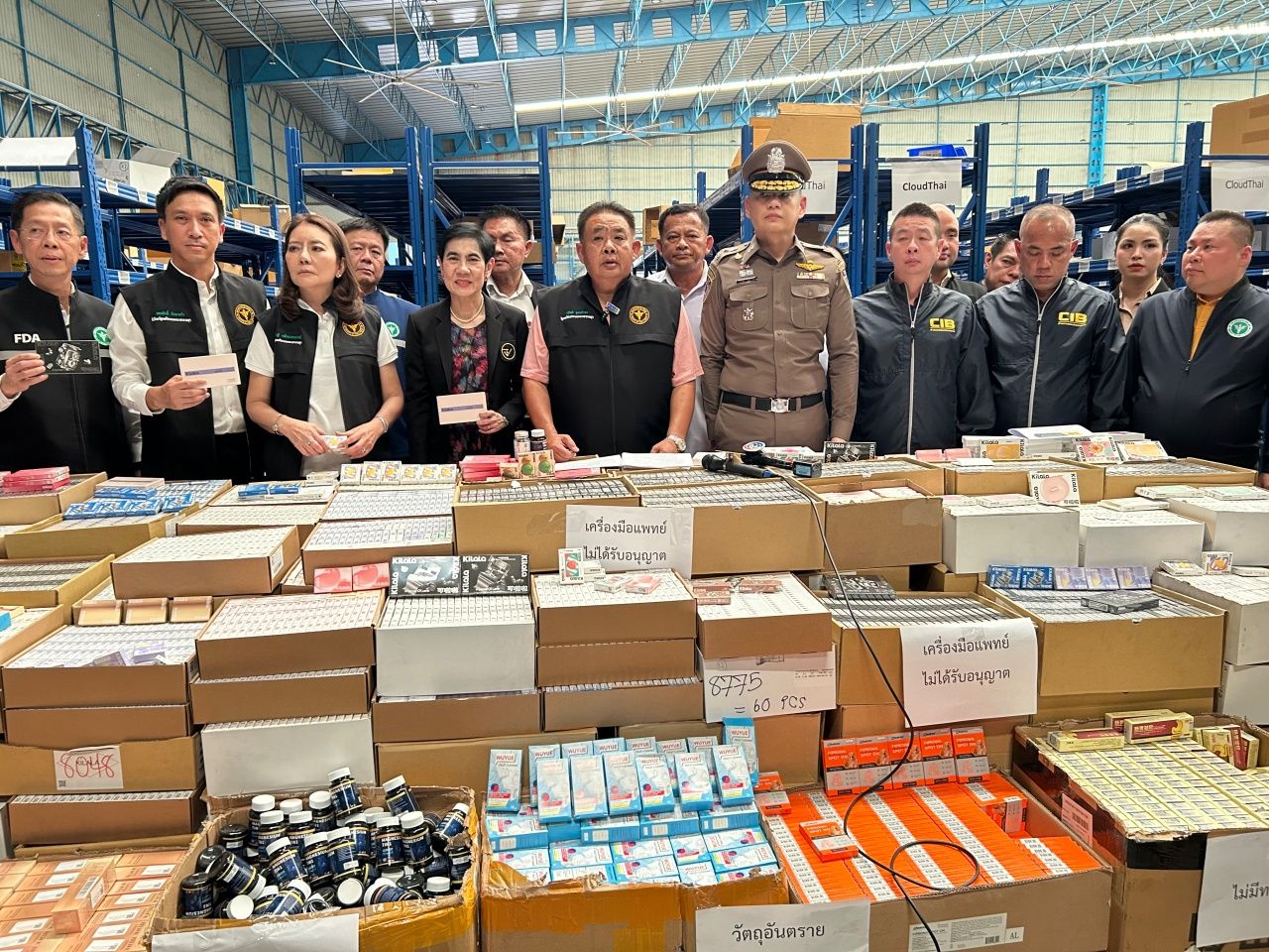 捣毁非法仓库，没收近40万件知名品牌隐形眼镜