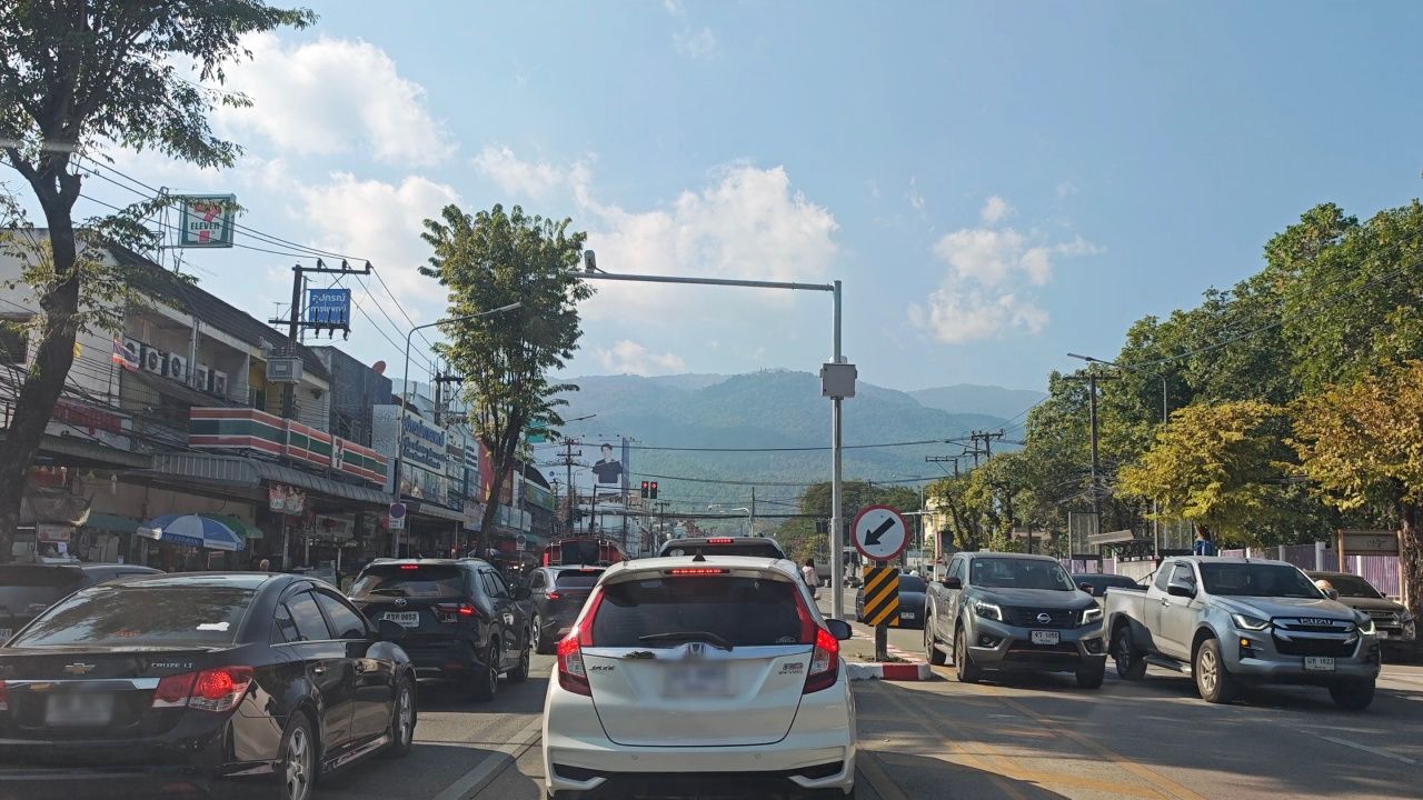 清迈热闹非凡，游客潮涌而至庆祝新年，导致各路段车辆拥挤