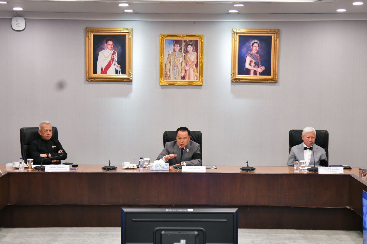 总理批评政府部门互相推诿，涉及起重机倒塌事件，坚称并非找茬，要求铁路局取消合同另寻承包商