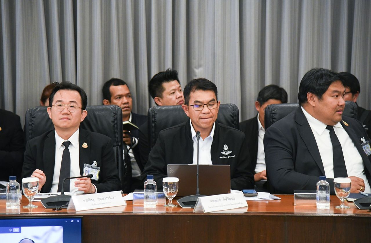 总理批评政府部门互相推诿，涉及起重机倒塌事件，坚称并非找茬，要求铁路局取消合同另寻承包商