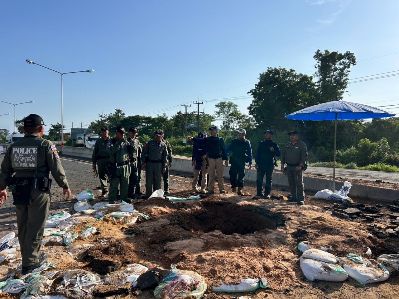 响彻天际的爆炸声：在诗里拉克灭除柬埔寨BM-21火箭弹