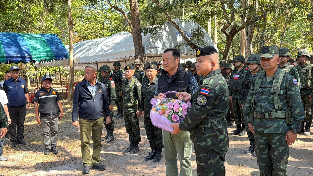 “阿努廷” 前线慰问士兵 共享餐食 赠送“那莱王骑迦楼罗”勋章