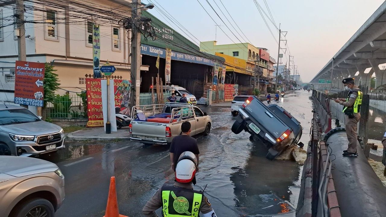皮卡车司机讲述车辆坠入拉玛2路塌陷坑洞时刻，影响大面积自来水供应