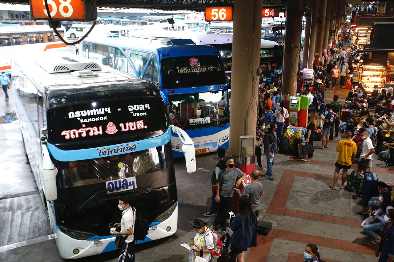 运输公司每天安排5000趟次车辆 增派1200辆车应对新年乘客出行