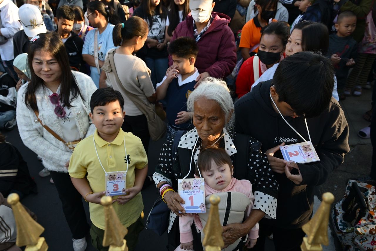 政府大楼儿童节热闹 非常可爱的小女孩初次坐上总理座椅，孩子们向军人传递祝福