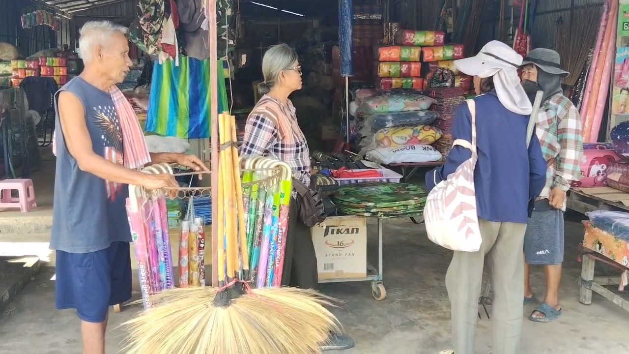 部分加巴承居民撤离到寺庙 盼政府解决边境问题 在Chong Chom边境贸易正常