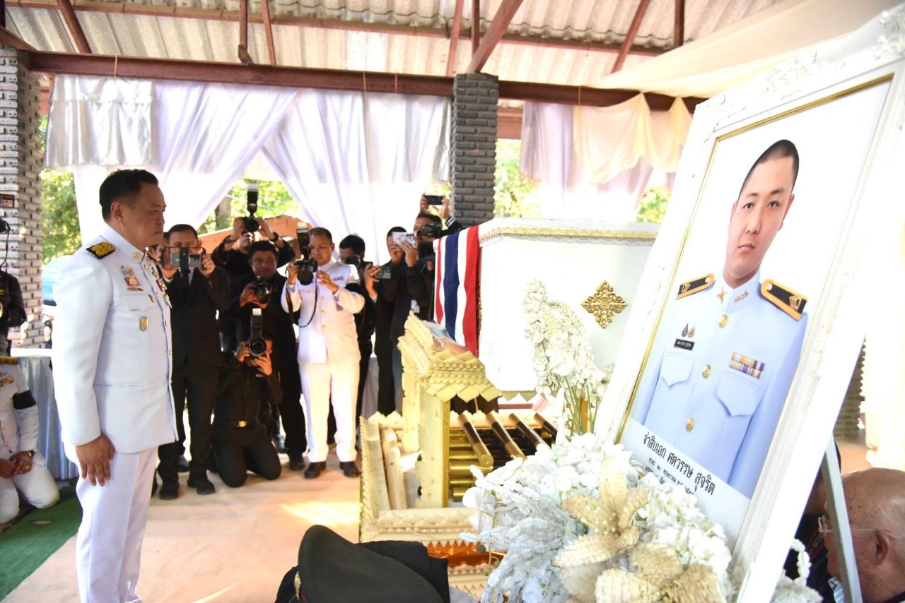 总理在“中尉萨塔瓦特”葬礼上泪目,慰问勇士家属