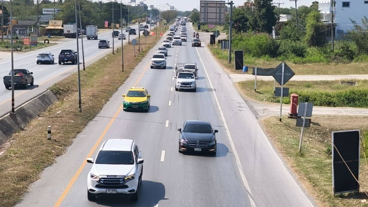 友谊公路那空叻差是玛段车流开始增多,预计今晚出行人数增加