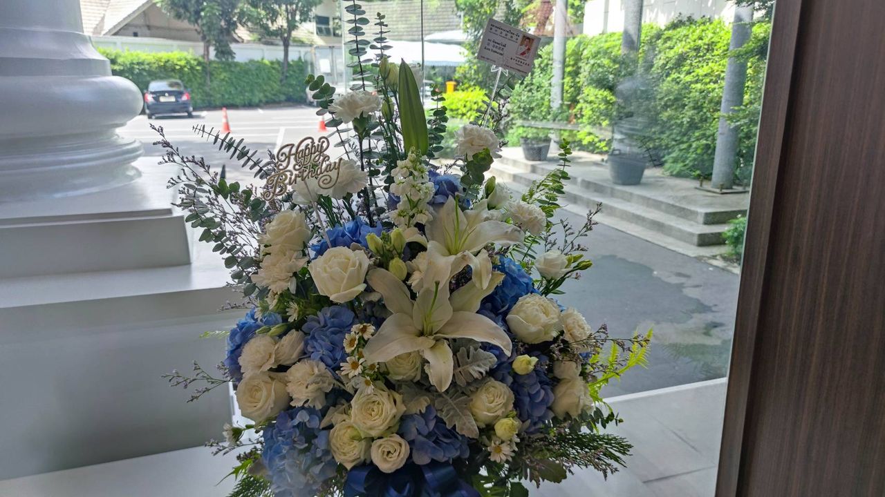 “总理巴育-教授诺英”送花篮祝贺副总理阿努钦生日