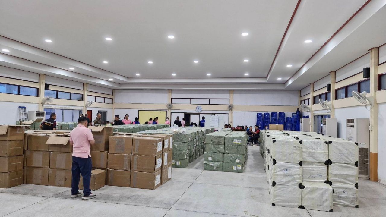 突袭大型仓库，揭发在沙拉武里省出租大楼内储存的电子烟，价值超过1亿