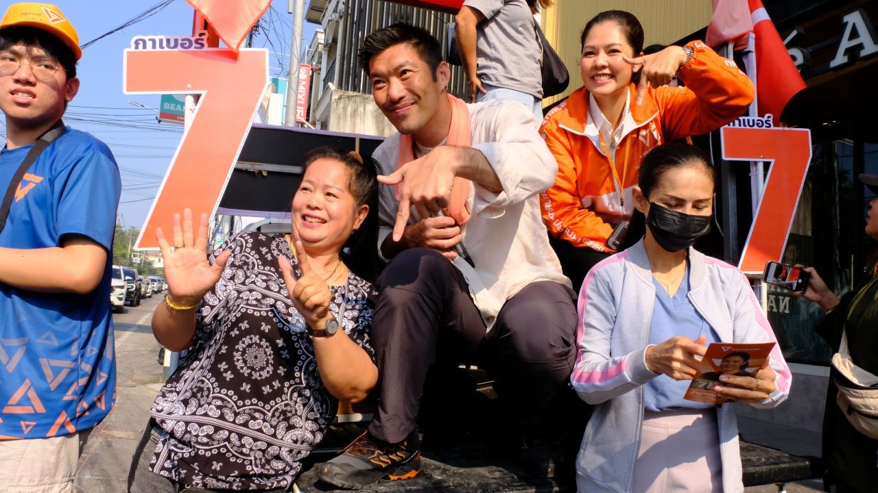 “塔纳通”在春武里-北柳府助人民党候选人拉票，强调“有我们就没有灰色”，声称不再有“变色龙”