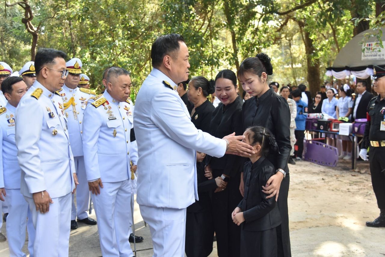 总理在“中尉萨塔瓦特”葬礼上泪目,慰问勇士家属