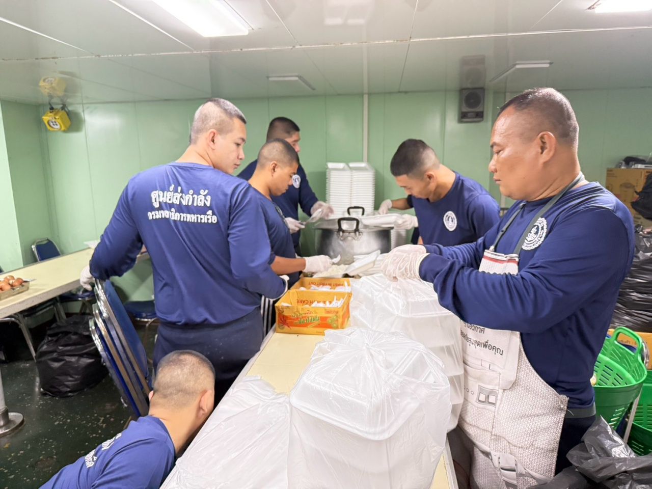 查卡里海军上将派遣直升机为受灾者送餐，海豹突击队展开疏散行动