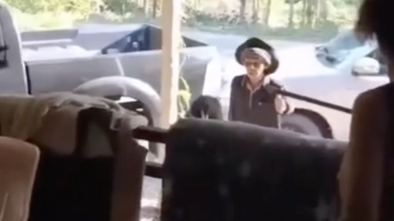 警察全力追捕嫌疑犯：大肆开枪射击村民并绑架伤者逃跑