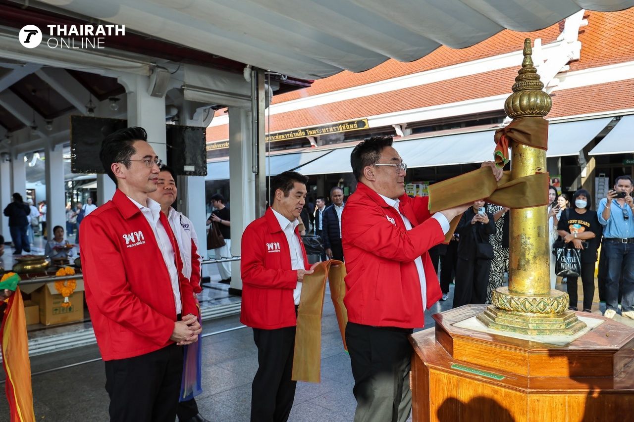 为泰党在吉日拜谒城市之柱 寻求大集会前的祝福