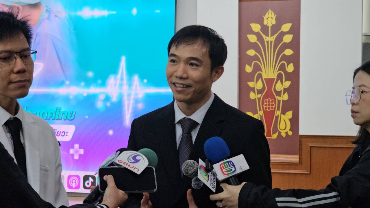 清迈大学医学院成功进行泰国首例20岁双胞胎男子肝脏移植手术