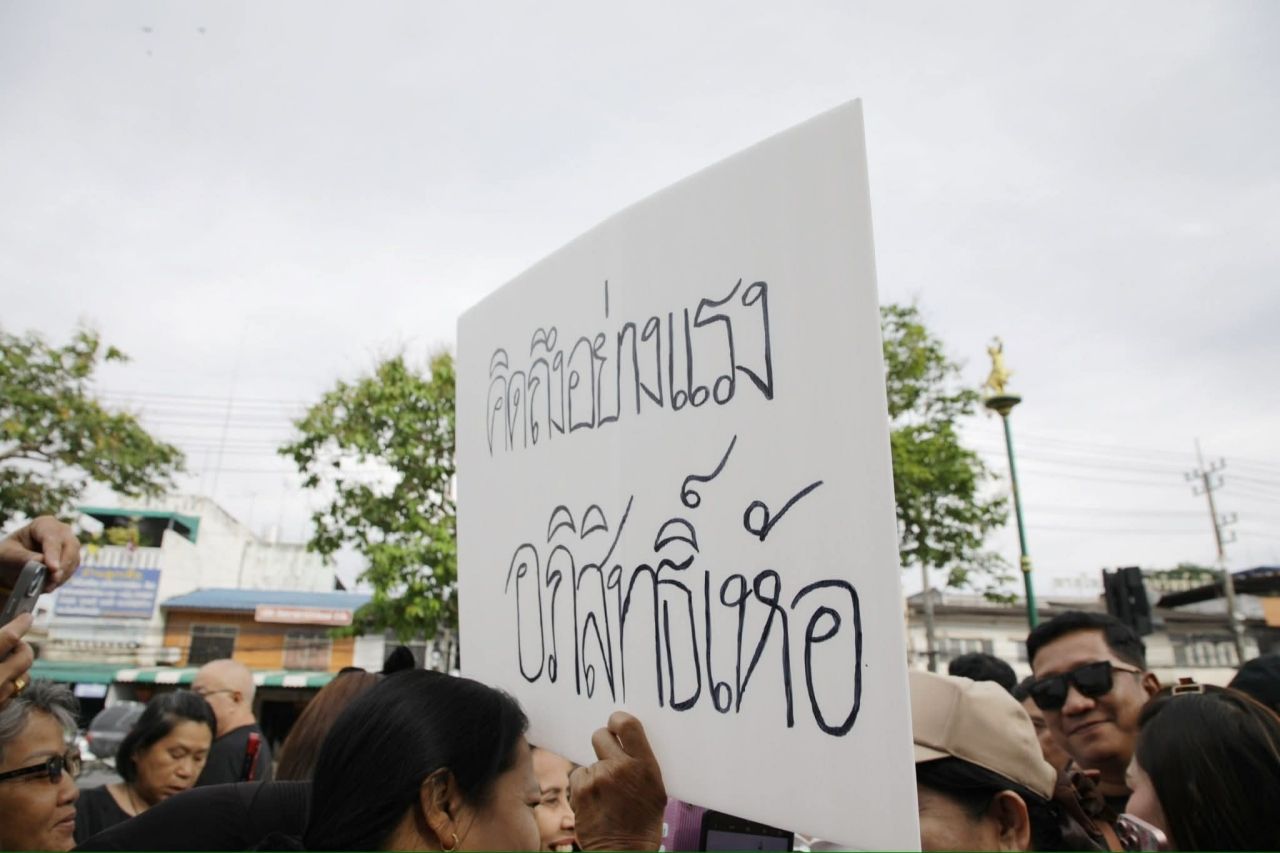 合艾市民为“阿披实”加油,这是他重返党魁后的首次南游