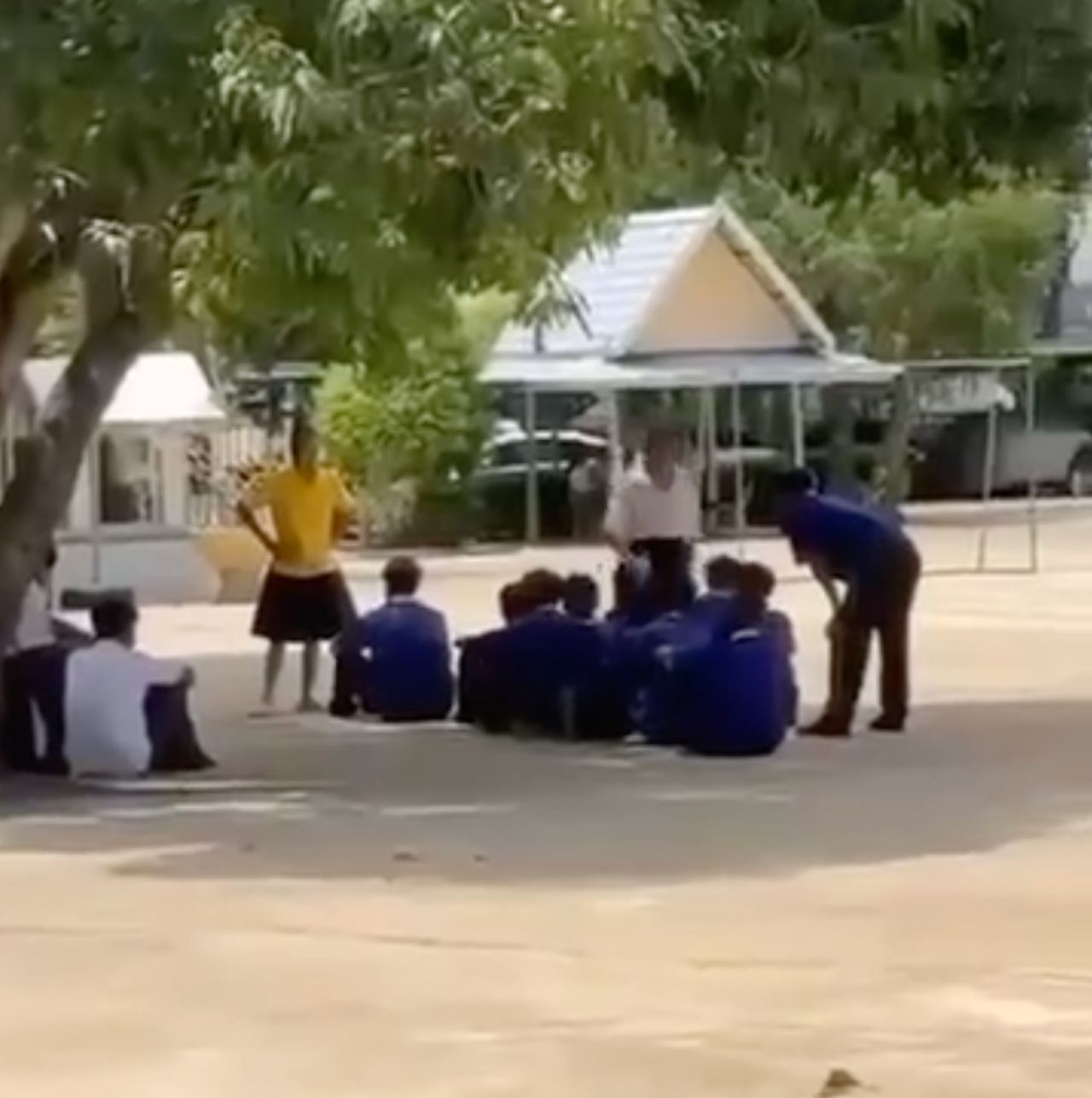 教师因让学生饮烟水而感到后悔：起初是出于好意