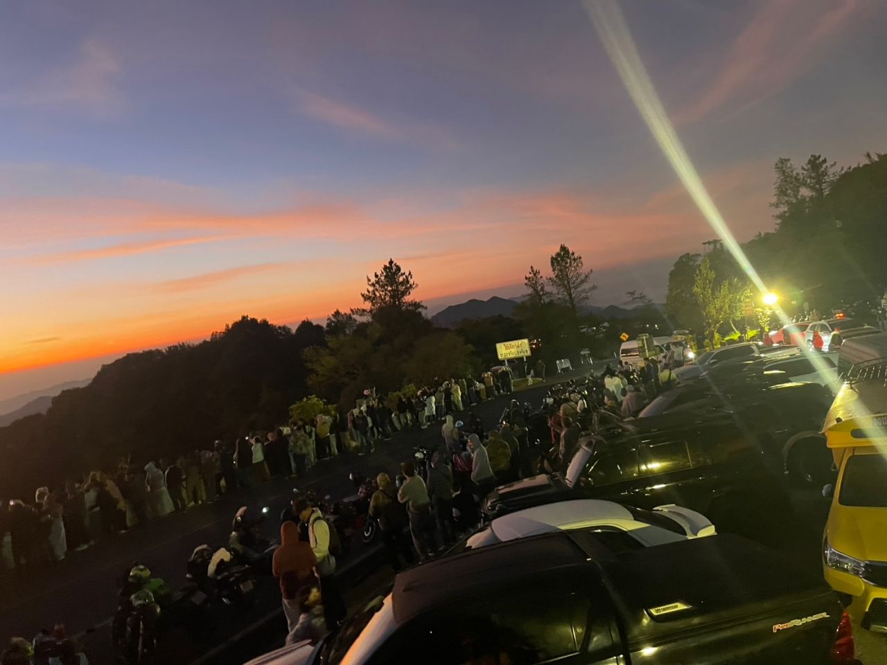 长假繁忙，逾万人游客涌上因他农山欣赏寒风