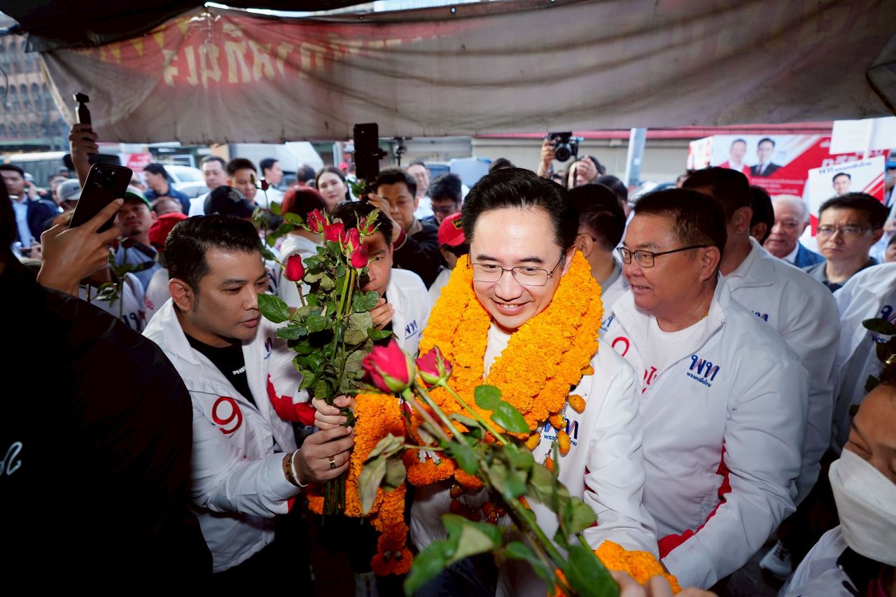 “Yothchanan” 带领为泰党在沙拉武里竞选，展示拿手的面条技艺