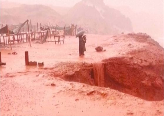 游客惊叹 聚集观看伊朗的血色海滩自然现象