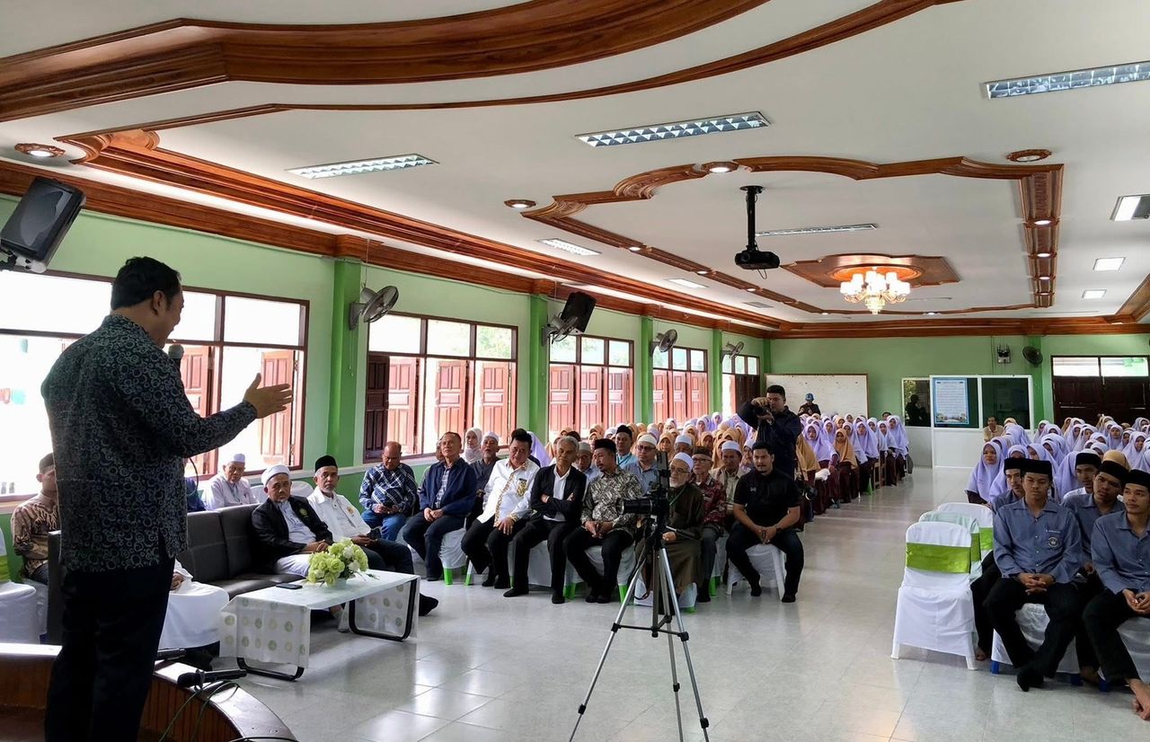 “塔维”突访“波纳帕明”伊斯兰学校，推出“人民建国”政策，公布修订2017年宪法计划，解决教育与南部冲突问题