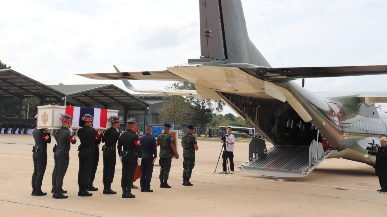隆重举行仪式,送别两位勇敢的士兵遗体,保卫沙炎省边界返回故乡