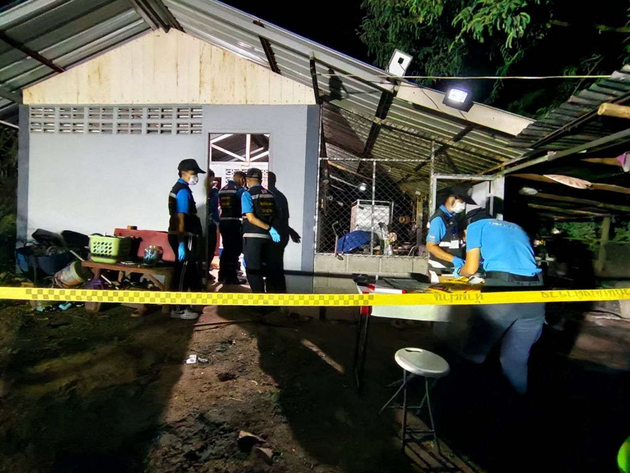儿子因被骂愤怒，用刀刺杀母亲19刀，携假金逃离后被捕