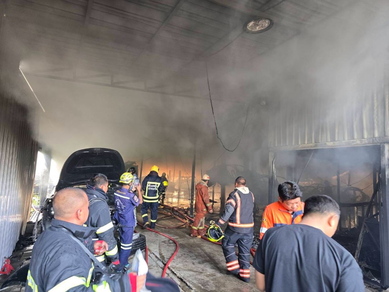 豪车仓库火灾-超级跑车在暖武里郊区焚毁 50 辆，损失 1.9 亿泰铢