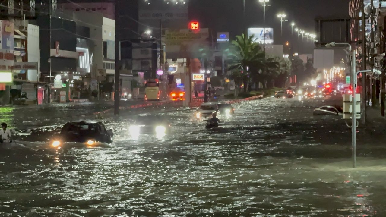暴雨袭击“芭提雅”，多处积水成灾，车辆损坏严重
