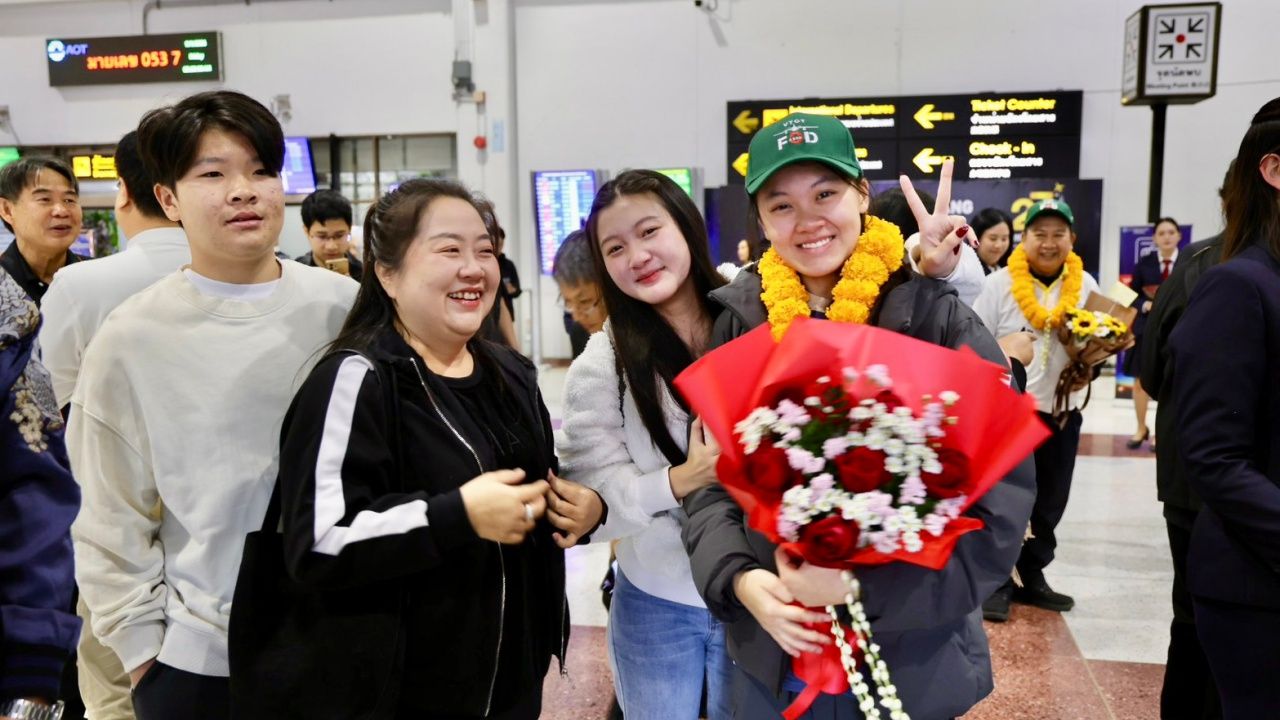 欢迎泰国学生回家 “清莱职业学院团队” 赢得国际雪雕比赛冠军